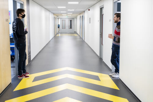 Corbulo-College Voorburg, februari 2021. Tijdens de tweede lockdown werden ook de mondkapjes in openbare gebouwen en scholen verplicht.