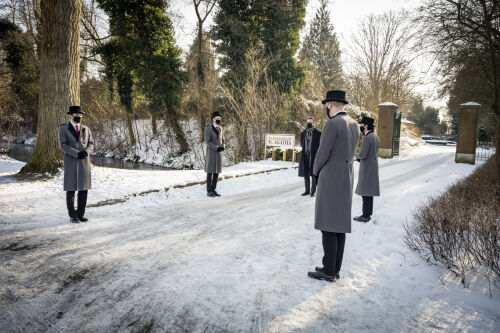 Leidschendam, maart 2021. Dragers wachten de familie op bij R.K. begraafplaats St. Agatha