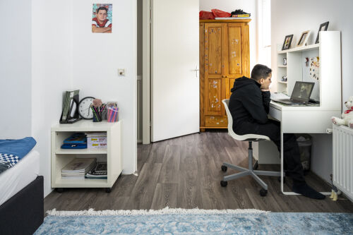 Mei 2021, Musa volgt school (Veurs-Voorburg) vanuit zijn slaapkamer.