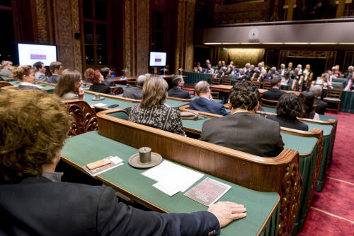 bijeenkomst Eerste Kamer: Het Binnenhof 800 jaar centrum van de politieke macht  3623 LR