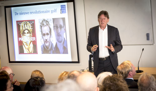 Rob de Wijk spreekt tijdens bijeenkomst De Maatschappij departement 's-Gravenhage 2469.jpg