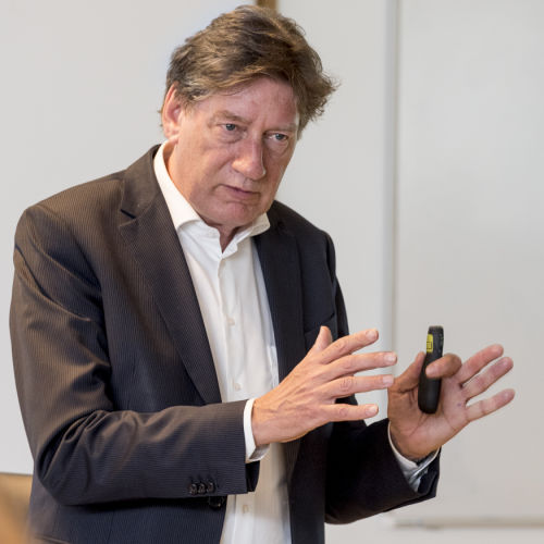 Rob de Wijk spreekt tijdens bijeenkomst De Maatschappij departement 's-Gravenhage  2446.jpg