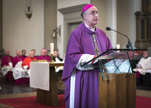 mgr. Jan Liesen bischop van Breda in Sint-Antoniuskathedraal te Breda 3312 LR.jpg