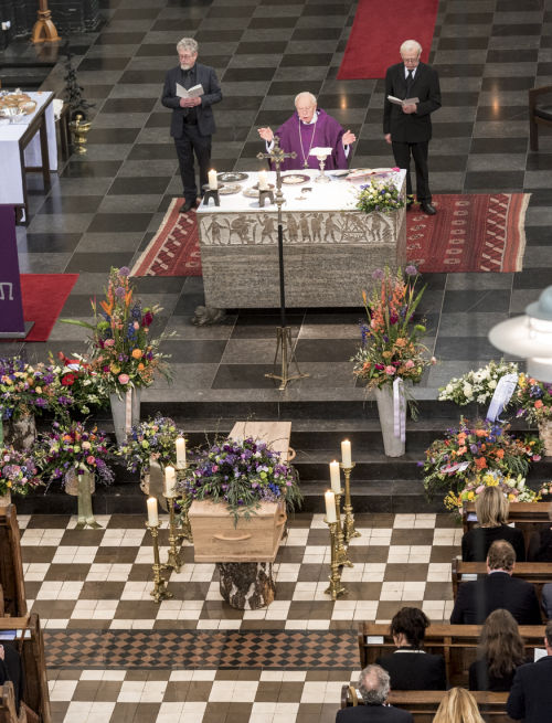 katholieke uitvaartmis in Sint-Laurentiuskerk in Breda 5770