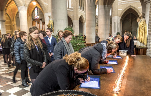 tekenen condoleance register, Sint-Laurentiuskerk in Breda 5428