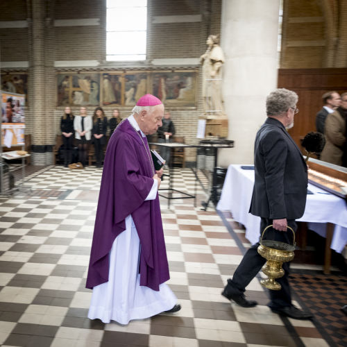 mgr. Bär gaat voor bij uitvaart in Breda 5501