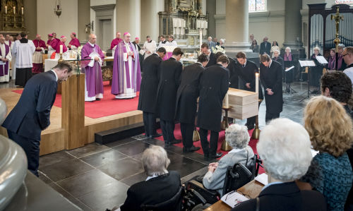 Uitvaart mgr. H. Ernst Sint-Antoniuskathedraal te Breda 3761 LR.jpg