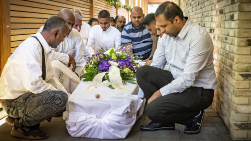 Hindoestaanse uitvaart in crematorium Haagse Duinen te Den Haag 1252.jpg