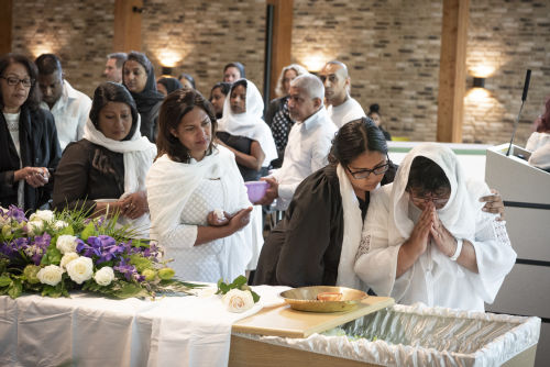 Hindoestaanse uitvaart in crematorium Haagse Duinen te Den Haag 1441.jpg