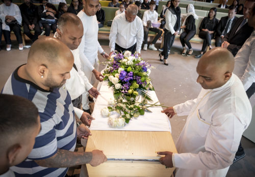 Hindoestaanse uitvaart in crematorium Haagse Duinen te Den Haag 1503.jpg