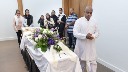 Hindoestaanse uitvaart in crematorium Haagse Duinen te Den Haag 1532.jpg