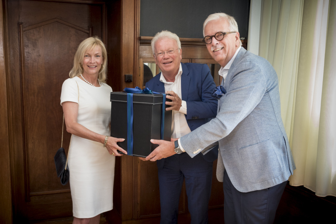 Royal Delft overdracht nieuw servies aan Westcord Hotels